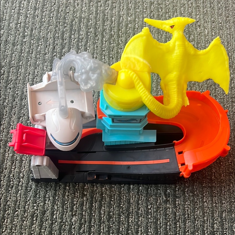 Hot Wheels Ptero Port Attack Playset